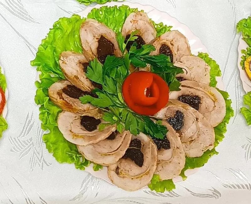 Рулет куриный с черносливом